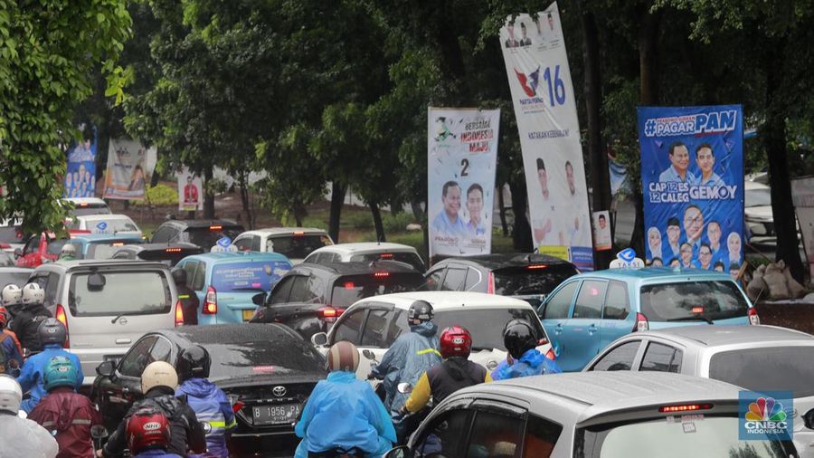 Kondisi Lalu lintas (lalin) di ruas Jalan Perumpung, Jakarta Timur ke arah ke Tebet yang terpantau padat saat diguyur hujan, Rabu, 31/1. Kemacetan terjadi akibat padatnya volume kendaraan. (²©²ÊÍøÕ¾/Muhammad Sabki)