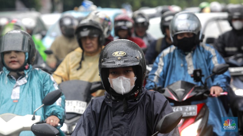Kondisi Lalu lintas (lalin) di ruas Jalan Perumpung, Jakarta Timur ke arah ke Tebet yang terpantau padat saat diguyur hujan, Rabu, 31/1. Kemacetan terjadi akibat padatnya volume kendaraan. (CNBC Indonesia/Muhammad Sabki)