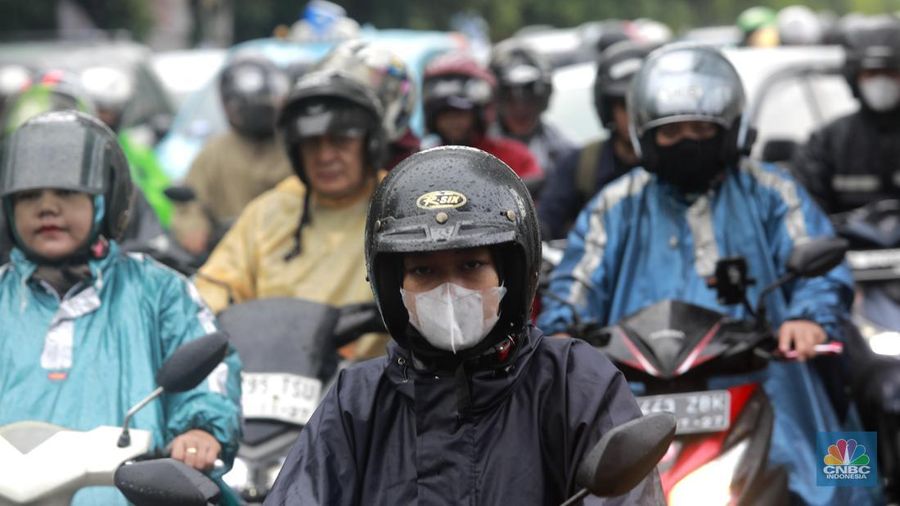 Kondisi Lalu lintas (lalin) di ruas Jalan Perumpung, Jakarta Timur ke arah ke Tebet yang terpantau padat saat diguyur hujan, Rabu, 31/1. Kemacetan terjadi akibat padatnya volume kendaraan. (CNBC Indonesia/Muhammad Sabki)