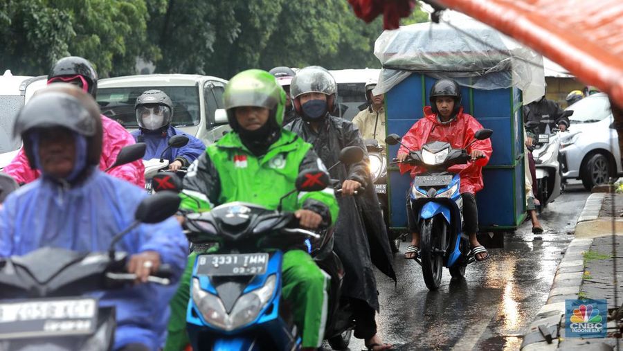 Kondisi Lalu lintas (lalin) di ruas Jalan Perumpung, Jakarta Timur ke arah ke Tebet yang terpantau padat saat diguyur hujan, Rabu, 31/1. Kemacetan terjadi akibat padatnya volume kendaraan. (CNBC Indonesia/Muhammad Sabki)