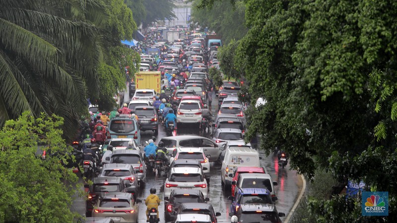Kondisi Lalu lintas (lalin) di ruas Jalan Perumpung, Jakarta Timur ke arah ke Tebet yang terpantau padat saat diguyur hujan, Rabu, 31/1. Kemacetan terjadi akibat padatnya volume kendaraan. (CNBC Indonesia/Muhammad Sabki)