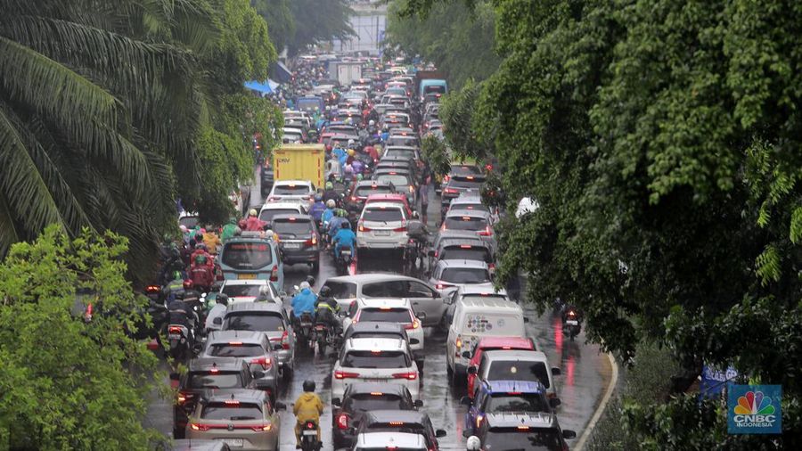 Kondisi Lalu lintas (lalin) di ruas Jalan Perumpung, Jakarta Timur ke arah ke Tebet yang terpantau padat saat diguyur hujan, Rabu, 31/1. Kemacetan terjadi akibat padatnya volume kendaraan. (²©²ÊÍøÕ¾/Muhammad Sabki)