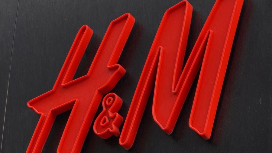 Logo H&M dipajang di luar toko di Stockholm, Swedia, 17 Juli 2023. (REUTERS/Tom Little/File Foto)