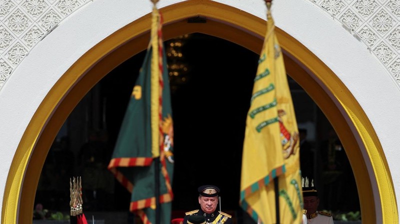 Sultan Johor, Sultan Ibrahim Iskandar duduk saat upacara pengambilan sumpah sebagai Raja Malaysia ke-17 di Istana Nasional di Kuala Lumpur, Malaysia pada 31 Januari 2024. (via REUTERS/POOL)