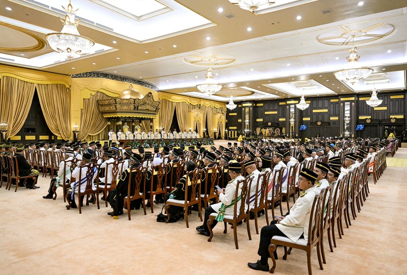 Sultan Johor, Sultan Ibrahim Iskandar duduk saat upacara pengambilan sumpah sebagai Raja Malaysia ke-17 di Istana Nasional di Kuala Lumpur, Malaysia pada 31 Januari 2024. (via REUTERS/POOL) Sultan Johor, Sultan Ibrahim Iskandar duduk saat upacara pengambilan sumpah sebagai Raja Malaysia ke-17 di Istana Nasional di Kuala Lumpur, Malaysia pada 31 Januari 2024. (via REUTERS/POOL)