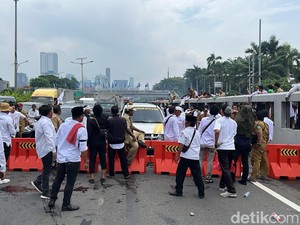 Massa Demo Apdesi Blokade Jalan Tol Depan DPR!