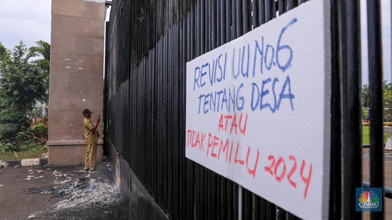 Massa yang tergabung dalam Asosiasi Pemerintah Desa Seluruh Indonesia (APDESI) membubarkan diri usai melakukan unjul rasa di depan gedung DPR/MPR RI, Jakarta, Rabu (31/1/2024). (CNBC Indonesia/Faisal Rahman)