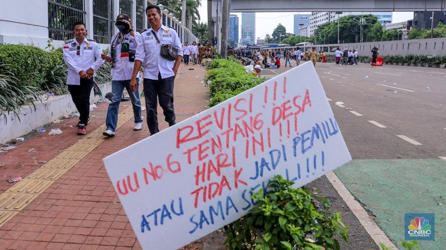 Massa yang tergabung dalam Asosiasi Pemerintah Desa Seluruh Indonesia (APDESI) membubarkan diri usai melakukan unjul rasa di depan gedung DPR/MPR RI, Jakarta, Rabu (31/1/2024). (CNBC Indonesia/Faisal Rahman)