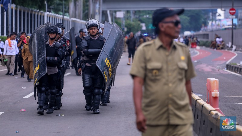 Massa yang tergabung dalam Asosiasi Pemerintah Desa Seluruh Indonesia (APDESI) membubarkan diri usai melakukan unjul rasa di depan gedung DPR/MPR RI, Jakarta, Rabu (31/1/2024). Massa yang tergabung dalam Asosiasi Pemerintah Desa Seluruh Indonesia (APDESI) membubarkan diri usai melakukan unjul rasa di depan gedung DPR/MPR RI, Jakarta, Rabu (31/1/2024). (CNBC Indonesia/Faisal Rahman)