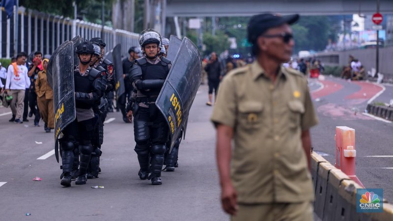 Massa yang tergabung dalam Asosiasi Pemerintah Desa Seluruh Indonesia (APDESI) membubarkan diri usai melakukan unjul rasa di depan gedung DPR/MPR RI, Jakarta, Rabu (31/1/2024). (CNBC Indonesia/Faisal Rahman)
