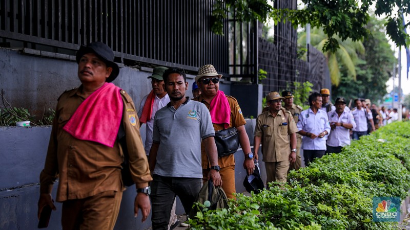 Massa yang tergabung dalam Asosiasi Pemerintah Desa Seluruh Indonesia (APDESI) membubarkan diri usai melakukan unjul rasa di depan gedung DPR/MPR RI, Jakarta, Rabu (31/1/2024). Massa yang tergabung dalam Asosiasi Pemerintah Desa Seluruh Indonesia (APDESI) membubarkan diri usai melakukan unjul rasa di depan gedung DPR/MPR RI, Jakarta, Rabu (31/1/2024). (CNBC Indonesia/Faisal Rahman)