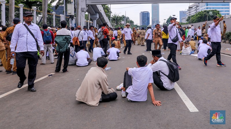 Massa yang tergabung dalam Asosiasi Pemerintah Desa Seluruh Indonesia (APDESI) membubarkan diri usai melakukan unjul rasa di depan gedung DPR/MPR RI, Jakarta, Rabu (31/1/2024). Massa yang tergabung dalam Asosiasi Pemerintah Desa Seluruh Indonesia (APDESI) membubarkan diri usai melakukan unjul rasa di depan gedung DPR/MPR RI, Jakarta, Rabu (31/1/2024). (CNBC Indonesia/Faisal Rahman)