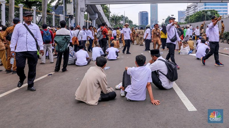 Massa yang tergabung dalam Asosiasi Pemerintah Desa Seluruh Indonesia (APDESI) membubarkan diri usai melakukan unjul rasa di depan gedung DPR/MPR RI, Jakarta, Rabu (31/1/2024). (CNBC Indonesia/Faisal Rahman)