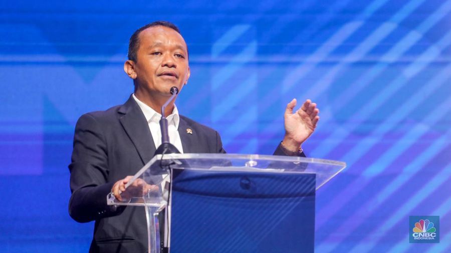 Menteri Investasi/Kepala Badan Koordinasi Penanaman Modal (BKPM), Bahlil Lahadalia memberikan pemaparan dalam acara Political and Economic Outlook di Jakarta, Rabu (31/1/2024). (CNBC Indonesia/Faisal Rahman)