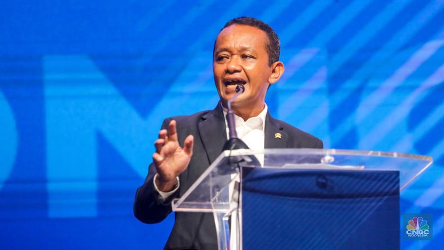 Menteri Investasi/Kepala Badan Koordinasi Penanaman Modal (BKPM), Bahlil Lahadalia memberikan pemaparan dalam acara Political and Economic Outlook di Jakarta, Rabu (31/1/2024). (CNBC Indonesia/Faisal Rahman)