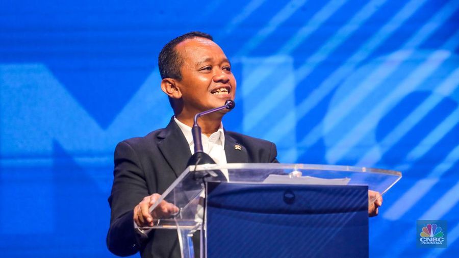 Menteri Investasi/Kepala Badan Koordinasi Penanaman Modal (BKPM), Bahlil Lahadalia memberikan pemaparan dalam acara Political and Economic Outlook di Jakarta, Rabu (31/1/2024). (CNBC Indonesia/Faisal Rahman)
