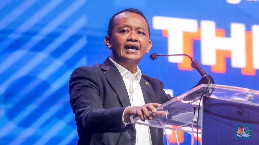 Menteri Investasi/Kepala Badan Koordinasi Penanaman Modal (BKPM), Bahlil Lahadalia memberikan pemaparan dalam acara Political and Economic Outlook di Jakarta, Rabu (31/1/2024). (CNBC Indonesia/Faisal Rahman)