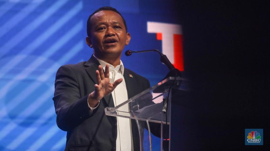 Menteri Investasi/Kepala Badan Koordinasi Penanaman Modal (BKPM), Bahlil Lahadalia memberikan pemaparan dalam acara Political and Economic Outlook di Jakarta, Rabu (31/1/2024). (CNBC Indonesia/Faisal Rahman)