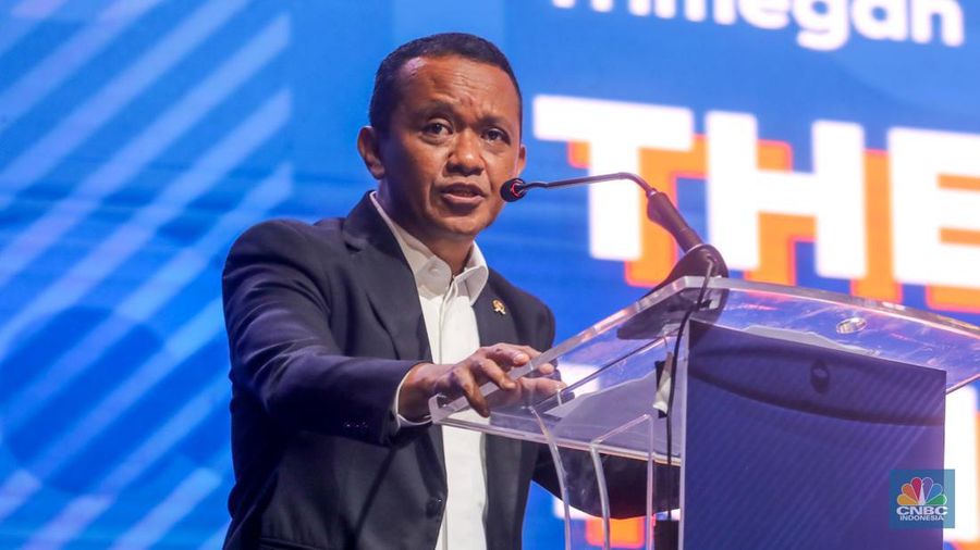 Menteri Investasi/Kepala Badan Koordinasi Penanaman Modal (BKPM), Bahlil Lahadalia memberikan pemaparan dalam acara Political and Economic Outlook di Jakarta, Rabu (31/1/2024). (CNBC Indonesia/Faisal Rahman)