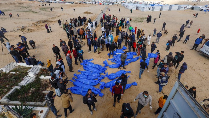 Warga Palestina menguburkan jenazah orang yang tewas dalam pertempuran dengan Israel dan dikembalikan ke Gaza oleh militer Israel, saat pemakaman massal di Rafah, Jalur Gaza, Selasa, 30 Januari 2024. (AP Photo/Fatima Shbair)