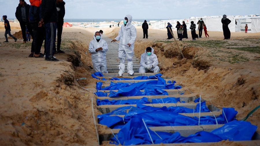 Warga Palestina menguburkan jenazah orang yang tewas dalam pertempuran dengan Israel dan dikembalikan ke Gaza oleh militer Israel, saat pemakaman massal di Rafah, Jalur Gaza, Selasa, 30 Januari 2024. (AP Photo/Fatima Shbair)