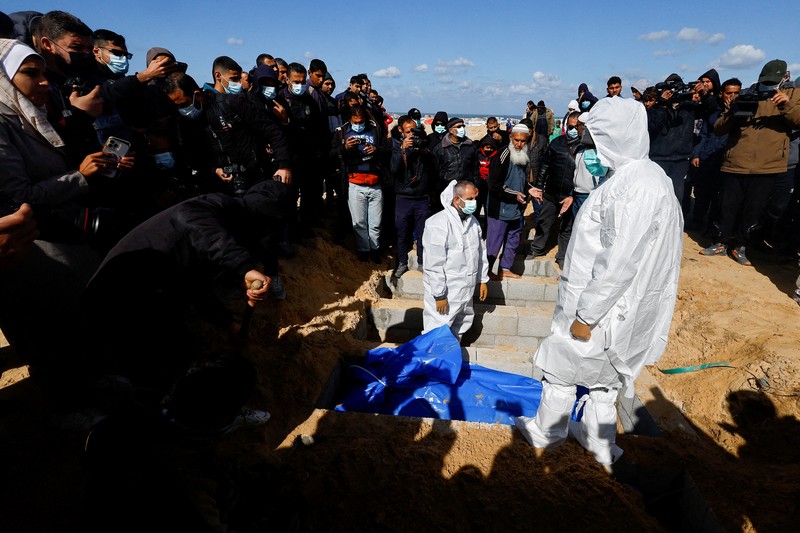 Warga Palestina menguburkan jenazah orang yang tewas dalam pertempuran dengan Israel dan dikembalikan ke Gaza oleh militer Israel, saat pemakaman massal di Rafah, Jalur Gaza, Selasa, 30 Januari 2024. Warga Palestina menguburkan jenazah orang yang tewas dalam pertempuran dengan Israel dan dikembalikan ke Gaza oleh militer Israel, saat pemakaman massal di Rafah, Jalur Gaza, Selasa, 30 Januari 2024. (AP Photo/Fatima Shbair)