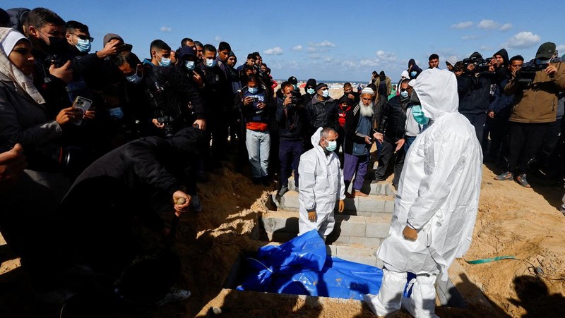 Warga Palestina menguburkan jenazah orang yang tewas dalam pertempuran dengan Israel dan dikembalikan ke Gaza oleh militer Israel, saat pemakaman massal di Rafah, Jalur Gaza, Selasa, 30 Januari 2024. (AP Photo/Fatima Shbair)