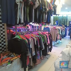 Ternyata Ini Asal & Merek Baju Bekas Impor Paling Laku di Pasar Senen