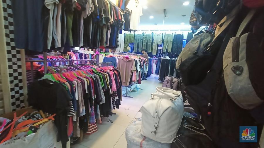 Pakaian bekas alias thrifting impor kembali membanjiri pasar pakaian bekas di RI. Pakaian bekas atau thrifting ini dijual dengan harga miring atau jauh dari harga aslinya, yakni mulai dari Rp 10 ribuan di Blok III Pasar Senen, pada Rabu (31/1/2024). (CNBC Indonesia/Ferry Sandi)