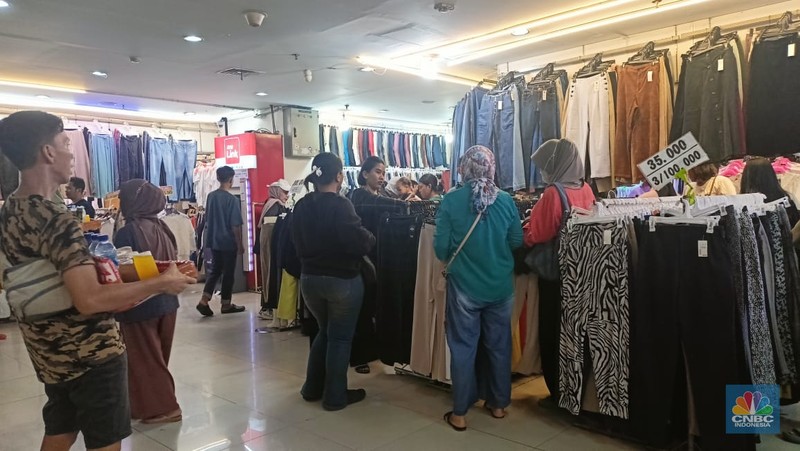 Pakaian bekas alias thrifting impor kembali membanjiri pasar pakaian bekas di RI. Pakaian bekas atau thrifting ini dijual dengan harga miring atau jauh dari harga aslinya, yakni mulai dari Rp 10 ribuan di Blok III Pasar Senen, pada Rabu (31/1/2024). (CNBC Indonesia/Ferry Sandi)