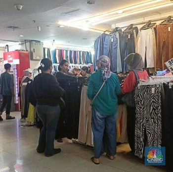 Penampakan Baju Bekas Impor di Pasar Senen, Dilarang Tetap Merajalela