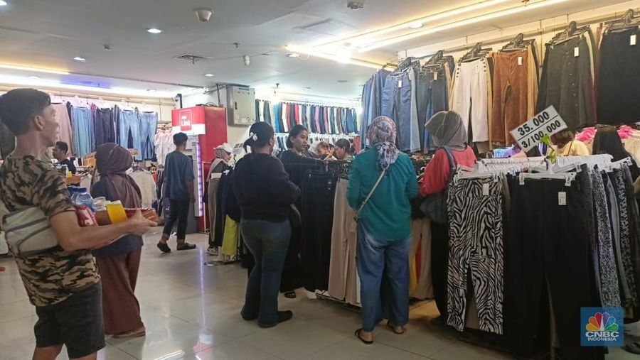 Pakaian bekas alias thrifting impor kembali membanjiri pasar pakaian bekas di RI. Pakaian bekas atau thrifting ini dijual dengan harga miring atau jauh dari harga aslinya, yakni mulai dari Rp 10 ribuan di Blok III Pasar Senen, pada Rabu (31/1/2024). (CNBC Indonesia/Ferry Sandi)