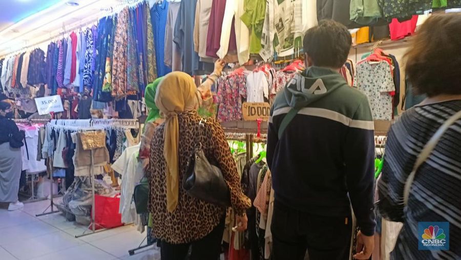 Pakaian bekas alias thrifting impor kembali membanjiri pasar pakaian bekas di RI. Pakaian bekas atau thrifting ini dijual dengan harga miring atau jauh dari harga aslinya, yakni mulai dari Rp 10 ribuan di Blok III Pasar Senen, pada Rabu (31/1/2024). (CNBC Indonesia/Ferry Sandi)