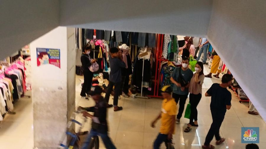 Pakaian bekas alias thrifting impor kembali membanjiri pasar pakaian bekas di RI. Pakaian bekas atau thrifting ini dijual dengan harga miring atau jauh dari harga aslinya, yakni mulai dari Rp 10 ribuan di Blok III Pasar Senen, pada Rabu (31/1/2024). (CNBC Indonesia/Ferry Sandi)