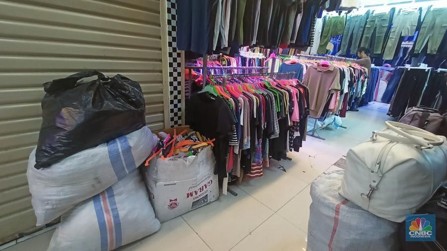 Pakaian bekas alias thrifting impor kembali membanjiri pasar pakaian bekas di RI. Pakaian bekas atau thrifting ini dijual dengan harga miring atau jauh dari harga aslinya, yakni mulai dari Rp 10 ribuan di Blok III Pasar Senen, pada Rabu (31/1/2024). (CNBC Indonesia/Ferry Sandi)