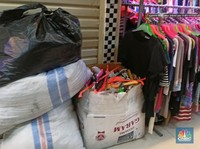 Thrifting Pasar Senen Ramai Lagi, Harga Baju Mulai Rp 10 Ribu