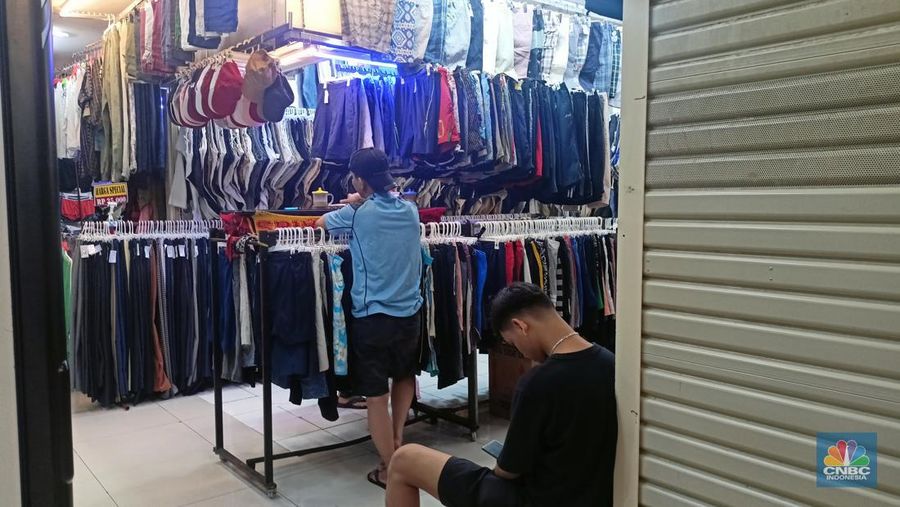Pasar thrifting atau baju bekas kembali hidup meski pemerintah sudah resmi melarangnya di Pasar Senen, Jakarta. (CNBC Indonesia/Ferry Sandi)