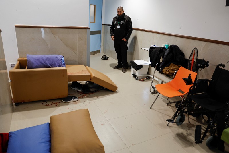 Tentara Israel menyamar sebagai petugas medis, menyerbu Rumah Sakit Ibn Sina dan membunuh tiga orang di rumah sakit tersebut. (Palestinian Health Ministry via AP) Tentara Israel menyamar sebagai petugas medis, menyerbu Rumah Sakit Ibn Sina dan membunuh tiga orang di rumah sakit tersebut. (Palestinian Health Ministry via AP)
