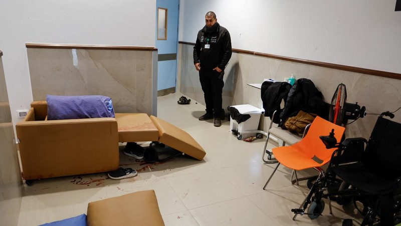 Tentara Israel menyamar sebagai petugas medis, menyerbu Rumah Sakit Ibn Sina dan membunuh tiga orang di rumah sakit tersebut. (Palestinian Health Ministry via AP)