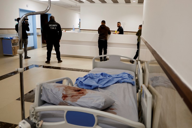 Tentara Israel menyamar sebagai petugas medis, menyerbu Rumah Sakit Ibn Sina dan membunuh tiga orang di rumah sakit tersebut. (Palestinian Health Ministry via AP) Tentara Israel menyamar sebagai petugas medis, menyerbu Rumah Sakit Ibn Sina dan membunuh tiga orang di rumah sakit tersebut. (Palestinian Health Ministry via AP)