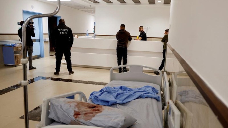 Tentara Israel menyamar sebagai petugas medis, menyerbu Rumah Sakit Ibn Sina dan membunuh tiga orang di rumah sakit tersebut. (Palestinian Health Ministry via AP)