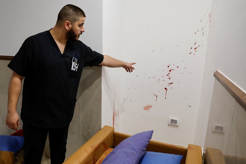 Tentara Israel menyamar sebagai petugas medis, menyerbu Rumah Sakit Ibn Sina dan membunuh tiga orang di rumah sakit tersebut. (Palestinian Health Ministry via AP) Tentara Israel menyamar sebagai petugas medis, menyerbu Rumah Sakit Ibn Sina dan membunuh tiga orang di rumah sakit tersebut. (Palestinian Health Ministry via AP)