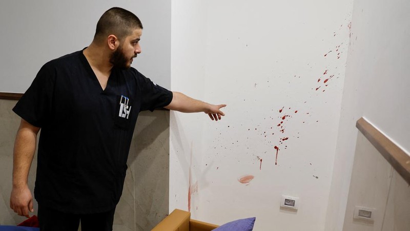Tentara Israel menyamar sebagai petugas medis, menyerbu Rumah Sakit Ibn Sina dan membunuh tiga orang di rumah sakit tersebut. (Palestinian Health Ministry via AP)