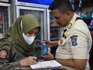 Satpol PP Temukan Toko Kelontong di Surabaya Jual 100 Botol Miras