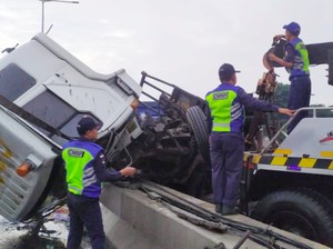 Penyebab Truk Terguling di Tol Wiyoto Wiyono: Sopir Out of Control