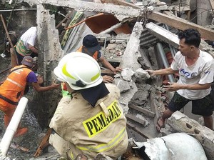 Pos Ronda di Batu Ampar Jaktim Roboh, 2 Ibu-ibu Terluka