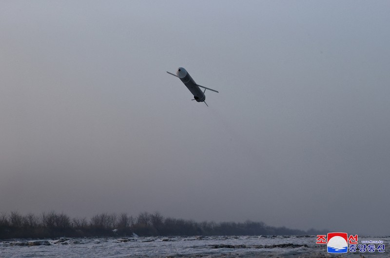Serangkaian uji coba Korea Utara menembakkan rudal jelajah pada Selasa (30/1) waktu setempat. (via REUTERS/KCNA)