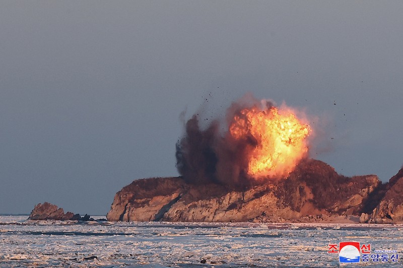 Serangkaian uji coba Korea Utara menembakkan rudal jelajah pada Selasa (30/1) waktu setempat. (via REUTERS/KCNA) Serangkaian uji coba Korea Utara menembakkan rudal jelajah pada Selasa (30/1) waktu setempat. (via REUTERS/KCNA)
