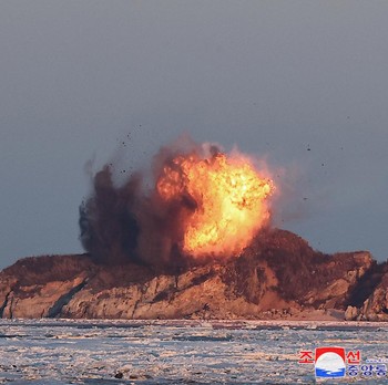 Penampakan Ngeri Peluncuran Rudal Jelajah Korea Utara