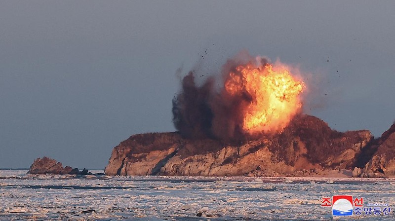Serangkaian uji coba Korea Utara menembakkan rudal jelajah pada Selasa (30/1) waktu setempat. (via REUTERS/KCNA)